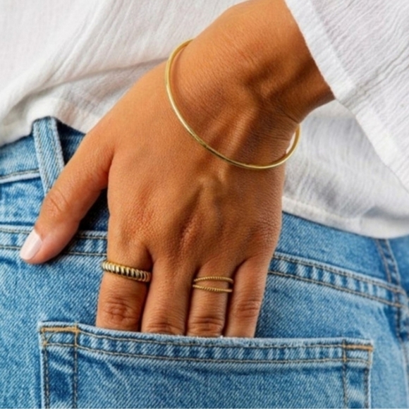 NWT Minimalist Bangle Bracelet Gold Filled 6.5cm inner diameter - Picture 2 of 3